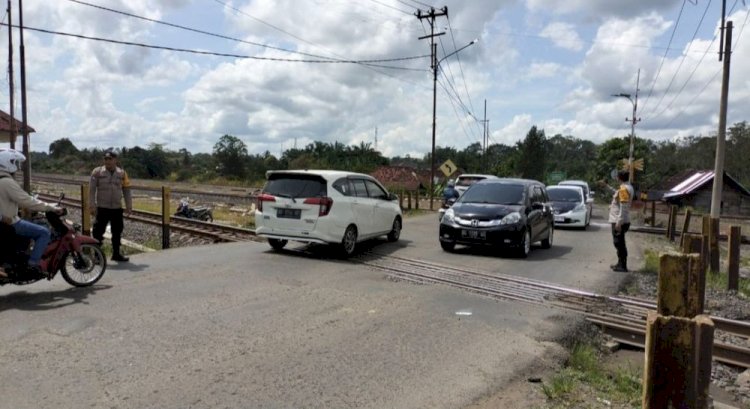 Petugas kepolisian berusaha mengurai kemacetan di perlintasan kereta api Simpang Belimbing Muara Enim (Handout/RMOLSumsel)