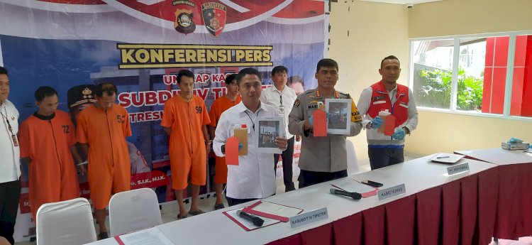 Kabid Humas Polda Sumsel Kombes Pol Sunarto didampingi Kasubdit IV Tipidter Ditreskrimsus Polda Sumsel AKBP Bagus Suryo Wibowo menunjukkan barang bukti BBM subsidi yang diselewengkan pelaku. (Fauzi/RMOLSumsel.id)