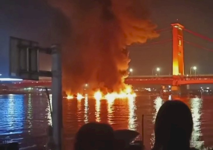 Kapal yang terbakar di perairan Sungai Musi melaju hingga mendekati Jembatan Ampera. (repro/rmolsumsel.id)