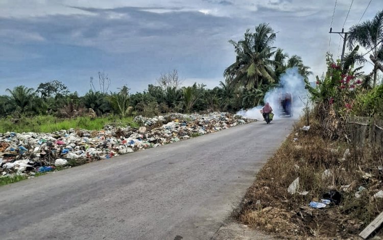 Kondisi sampah yang menumpuk di jalan  Desa Karang Agung Kecamatan Abab Kabupaten Penukal Abab Lematang Ilir (PALI). (Handout)