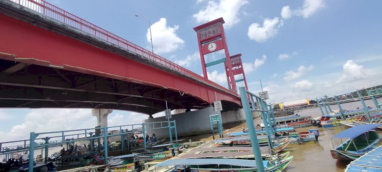 Kondisi jembatan Ampera Palembang yang sempat tersulut api akibat meledaknya kapal jukung pembawa BBM di perairan sungai Musi, Palembang. (Denny Pratama/RMOLSumsel.id)