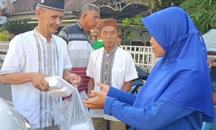 Pembagian takjil oleh pengurus PWI Lubuklinggau. (ist/rmolsumsel.id)