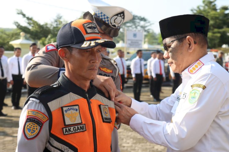 Bupati PALI Heri Amalindo saat melakukan gelar pasukan operasi ketupat. (Handout)