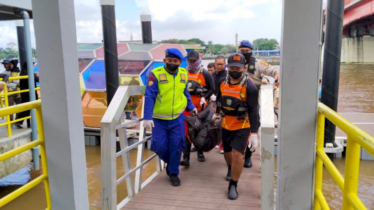 Korban Endut saat dievakuasi anggota Tim SAR Gabungan ke RS Bhayangkara. (Denny Pratama/RMOLSumsel.id)