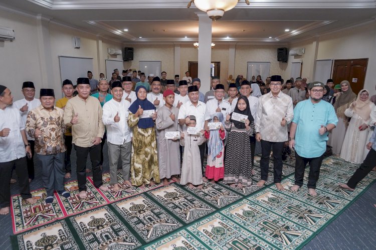 Pj Bupati Muba Apriyadi Mahmud foto bersama jajaran Petro Muba Holding. (ist/rmolsumsel.id)