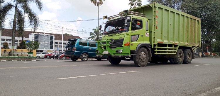 Angkutan Batu Bara melintas di depan Kantor Bupati Muara Enim (Noviansyah/rmolsumsel.id)