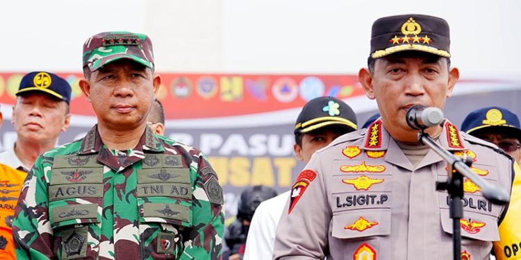 Kapolri Jenderal Listyo Sigit Prabowo didampingi Panglima TNI Jenderal Agus Subiyanto saat memimpin Apel Gelar Pasukan Operasi Ketupat Tahun 2024 di Lapangan Silang Monumen Nasional (Monas), Jakarta Pusat, Rabu (3/4)/Istimewa