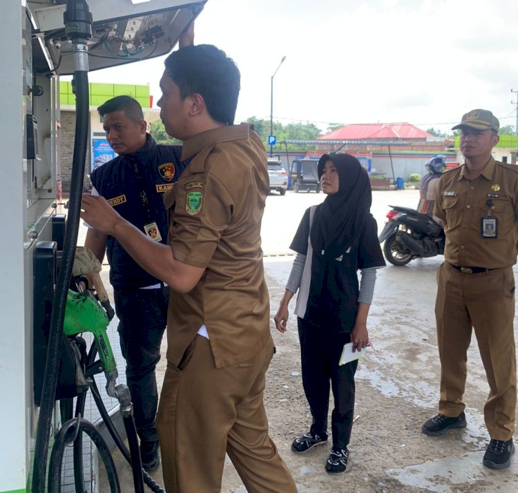 Tim dari Disperindag dan Polres Empat Lawang saat melakukan pengecekan pompa ukur BMM di SPBU Talang Gunung. (ist/rmolsumsel.id)