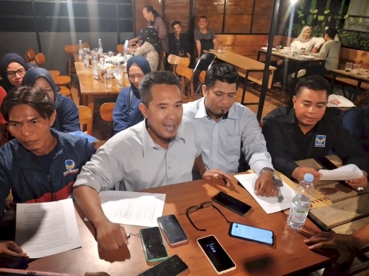 Lukman Siddik, selaku Jubir 13 DPC dan pengurus DPD Partai NasDem Kota Palembang saat menjelaskan kepada wartawan, Selasa (3/4) malam, Selasa (3/4). (Dudy Oskandar/RMOLSumsel.id)