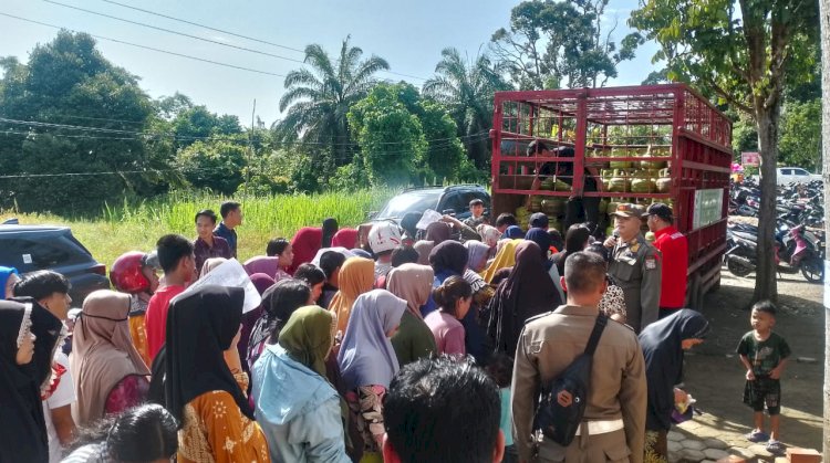 Ratusan warga Muratara mengantre untuk membeli gas elpiji ukuran 3 kilogram. (Alam/RMOLSumsel.id)