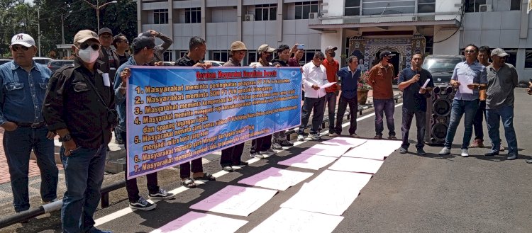 Gerakan Masyarakat Muara Enim Bersatu melakukan aksi damai di depan kantor Bupati Muara Enim terkait seringnya pemadaman listrik di Kabupaten Muara Enim (Noviansyah/RMOLSumsel.id)