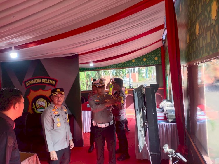 Kapolres Muara Enim, AKBP Jhoni Eka Putra melakukan pengecekan Pos Pelayanan Lebaran Jembatan Enim II . (Noviansyah/RMOLSumsel.id)