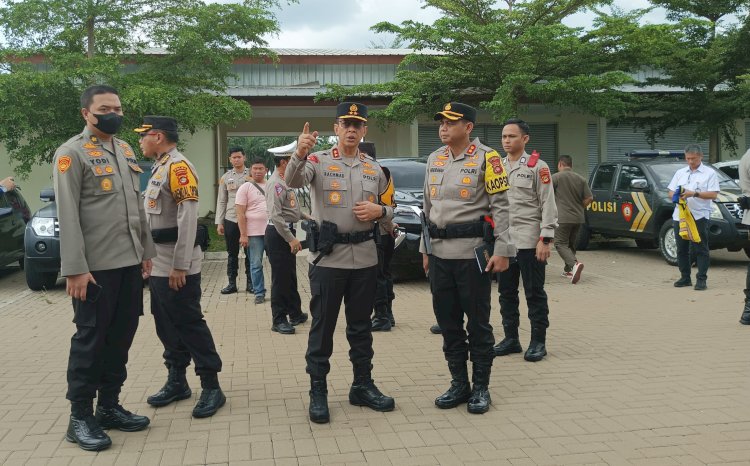 Kapolda Sumsel Irjen Rachmat Wibowo saat memantau Pos Pam di KM 277 Tol Terpeka/Foto: Hari Wijaya