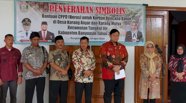 Pemerintah Kabupaten Banyuasin memberikan bantuan kepada masyarakat yang terdampak banjir/ist