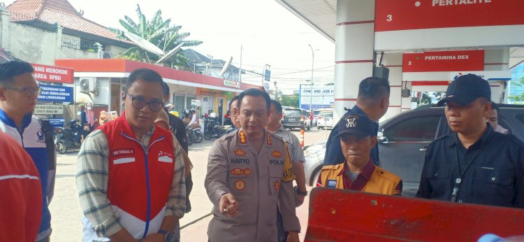 Kapolrestabes Palembang Kombes Pol Harryo Suggihartono saat melakukan sidak bersama Pertamina/Foto: Denny Pratama