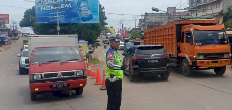 Angkutan masih melintas di Jalintim Palembang-Betung di hari pemberlakuan batasan operasional kendaraan/ist