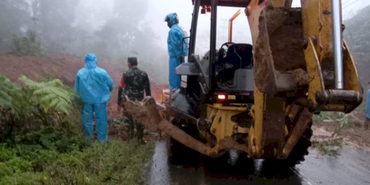 Satu unit alat berat diturunkan ke lokasi longsor di Kabupaten Lebong, Bengkulu/Istimewa