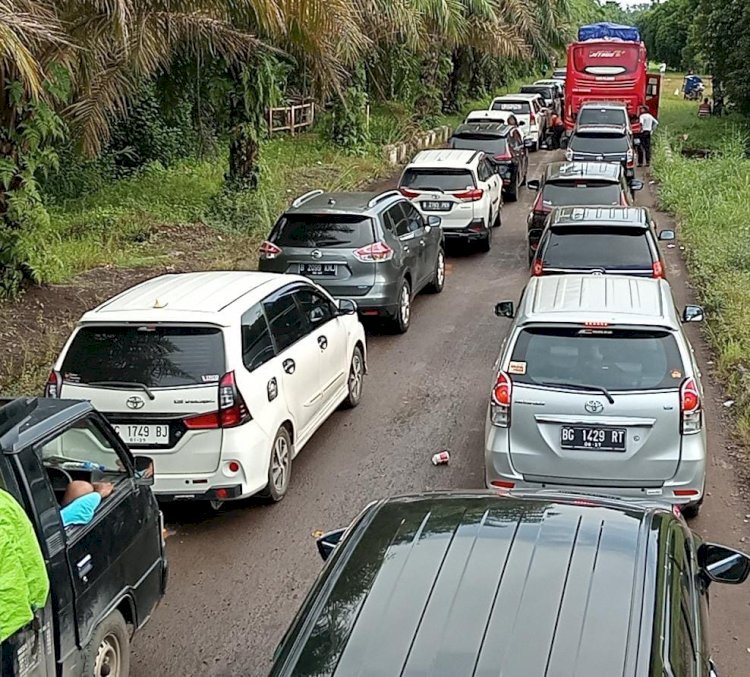 Kondisi kemacetan dari simpang Betung hingga ke daerah perkantoran Pangkalan Balai, Kabupaten Banyuasin, Sumatera Selatan. (Dokumentasi Warga)