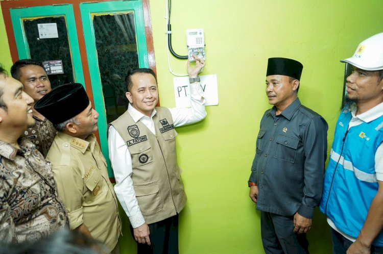 Pj Gubernur Sumsel Agus Fatoni meresmikan penyalaan perdana listrik oleh PT PLN. (ist/rmolsumsel.id) 