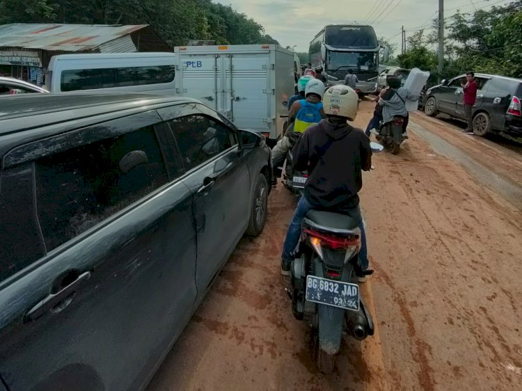 Kondisi kemacetan dari simpang Betung hingga ke daerah perkantoran Pangkalan Balai, Kabupaten Banyuasin, Sumatera Selatan. (Dokumentasi Warga)