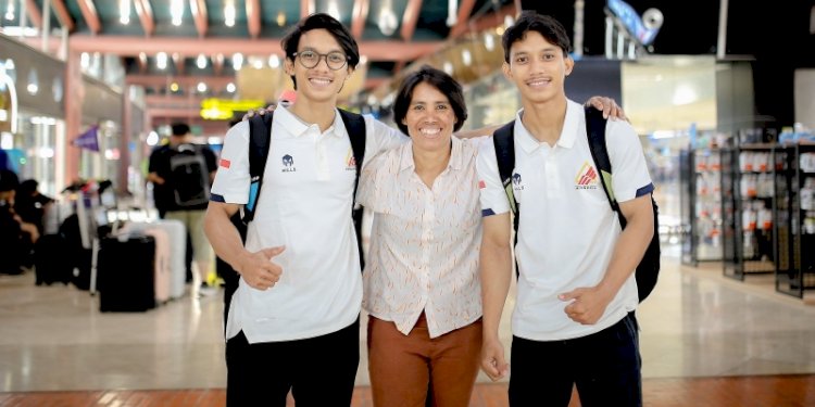 Raviandi Ramadhan, Emi Zainah, Ravianto Ramadhan (kiri-kanan) di Bandara Soekarno Hatta sebelum bertolak ke China untuk ikut turnamen seri Keqiao 8-10 April 2024/Dok. FPTI