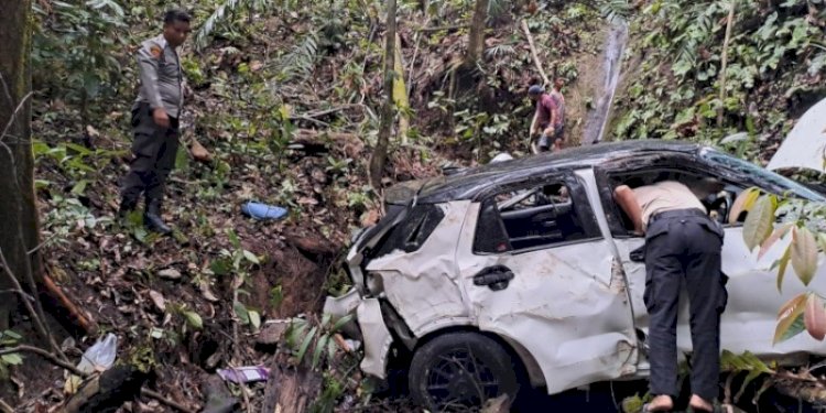 Mobil pemudik menuju Bengkulu terjun ke jurang sedalam 50 meter di Pesisir Barat, Lampung, Jumat (5/4)/Ist