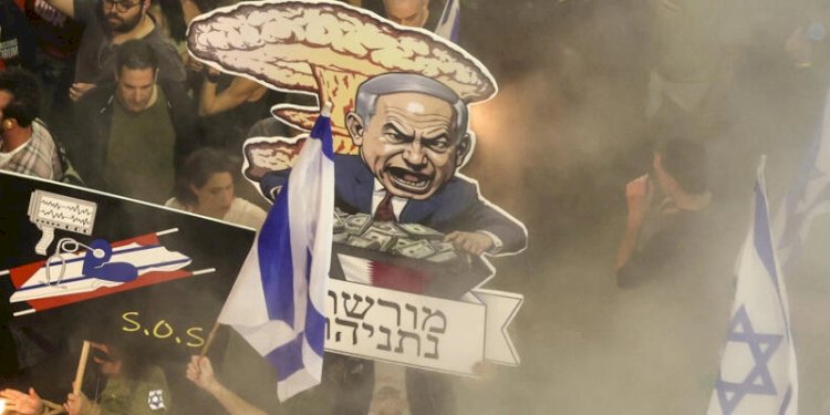 Pengunjuk rasa Israel berdemonstrasi menentang tindakan pemerintah dalam perang Gaza, memegang karikatur Perdana Menteri Israel Benjamin Netanyahu dan menuntut pemilihan umum segera di Tel Aviv pada Sabtu, 6 April 2024/Net