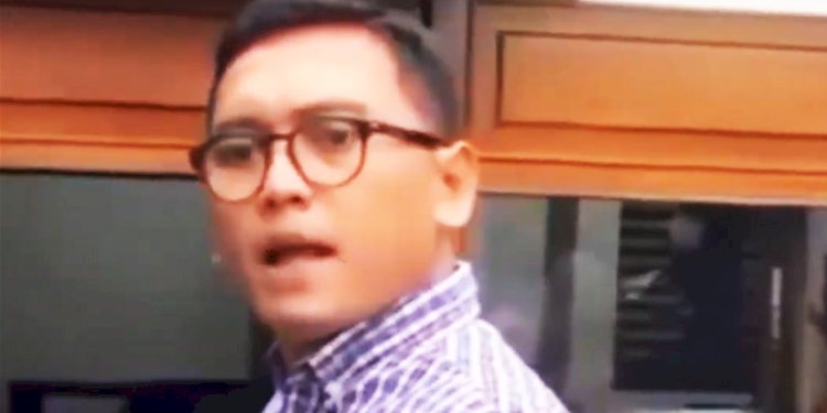 Tangkapan layar Arie Febriant di video yang viral, usai meludah/Rep