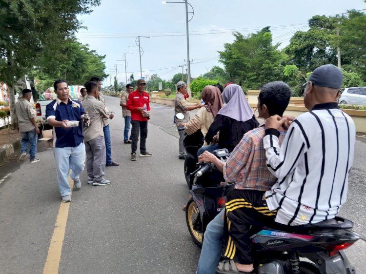 Pembagian takjil ke masyarakat. (alam/rmolsumsel.id)