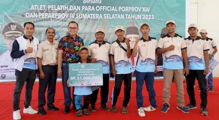 Pj Bupati Banyuasin, Hani Syopiar Rustam foto bersama atlet, pelatih dan official. (ist/rmolsumsel.id)