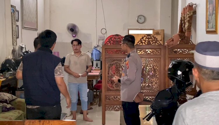 Tim identifikasi Satreskrim Polrestabes Palembang melakukan olah TKP di rumah anggota Kowad yang disatroni maling . (Fauzi/RMOLSumsel.id)