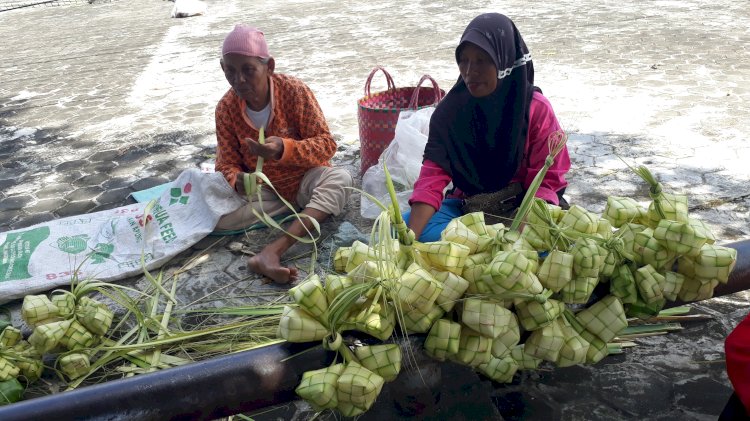 Pedagang ketupat mulai menjamur di sejumlah titik di kota Lubuklinggau. (Ansyori Malik/RMOLSumsel.id)
