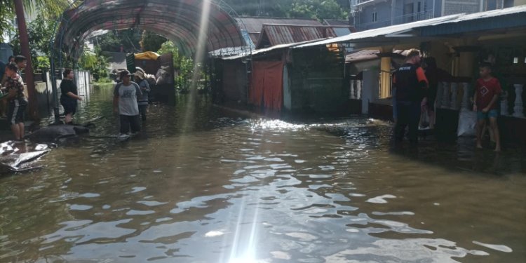 Kondisi banjir yang merendam permukiman warga di Kota Bitung, Sulawesi Utara pada Minggu (8/4)/Ist