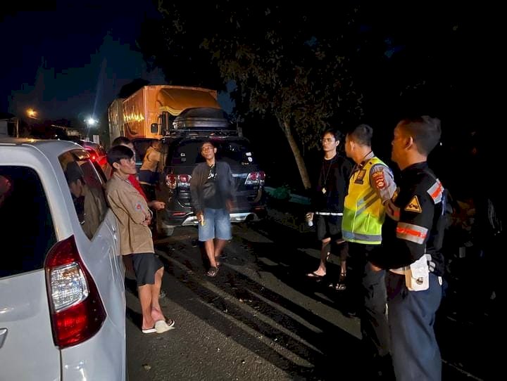 ersonel petugas gabungan pengamanan dan pelayanan di Pos Pelayanan Jembatan Enim II, pantau arus mudik. (Dokumentasi Polisi)