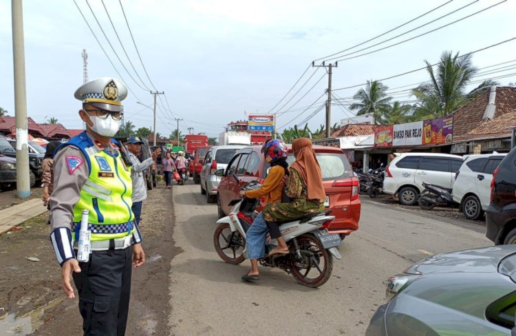 Personel Polres Muara Enim tertibkan oarkir kendaraan di sepanjang pasar tumpah desa Cinta Kasih Kecamatan Belimbing, Muara Enim.(Dokumentasi Polisi)
