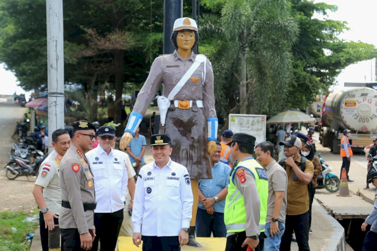 Pj Gubernur Sumsel Agus Fatoni saat meninjau ruas jalan Palembang-Betung yang mengalami kemacetan panjang. (ist/rmolsumsel.id)