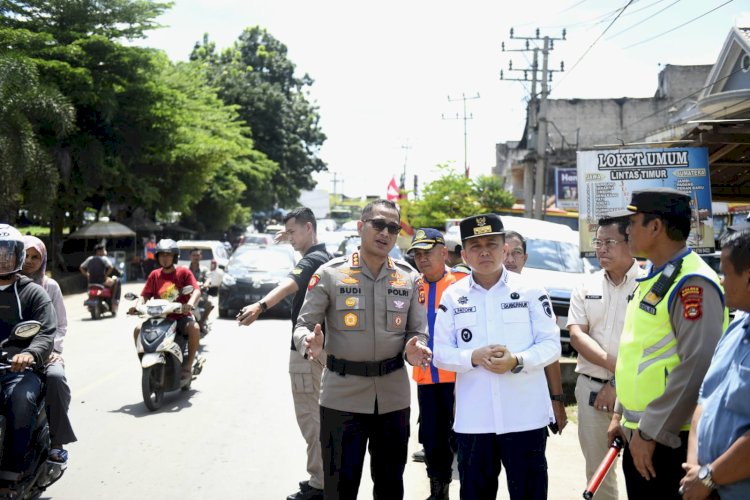 Pj Gubernur Sumsel Agus Fatoni saat meninjau Jalan Palembang Betung. (ist/rmolsumsel.id)