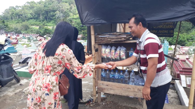 Pedagang kembang di TPU belakang Taman Makan Pahlawan di Kota Lubuklinggau meski sepi peziarah di lebaran kedua , namun omset mereka bertambah. (Ansyori Malik/RMOLSumsel.id)