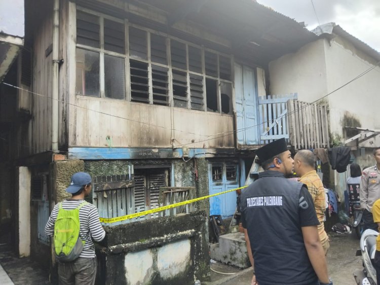 Suasana kebakaran Jalan Slamet Riady, Lorong Kemas 1 Kelurahan Kuto Batu Kecamatan Ilir Timur III Palembang Kamis (11/4/2024). (Fauzi/RMOLSUMSEL.id)