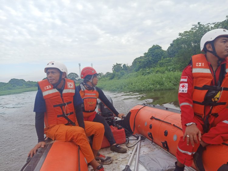 Personel Basarnas Palembang saat melakukan operasi pencarian korban tenggelam di Sungai Borang Palembang. (Fauzi/RMOLSUMSEL.id)
