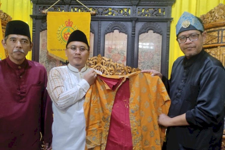 Kesultanan Palembang Darussalam memiliki koleksi kuno yaitu sebuah jubah milik Sultan Mahmud Badaruddin II yang kini di simpan oleh  Sultan Palembang Darussalam, Sultan Mahmud Badaruddin (SMB) IV Jaya Wikrama RM Fauwaz Diradja SH Mkn.(Dudy Oskandar/rmolsumsel.id)