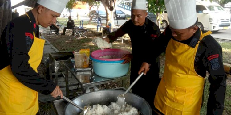Dapur lapangan disiagakan Brimob Polda Lampung untuk membantu para pemudik yang selesai bersilaturahmi di kampung halaman/RMOLLampung