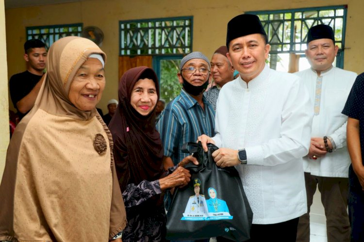 Pj Gubernur Sumsel Agus Fatoni saat memberikan bantuan kepada penghuni Panti Jompo Harapan Kita. (ist/rmolsumsel.id)