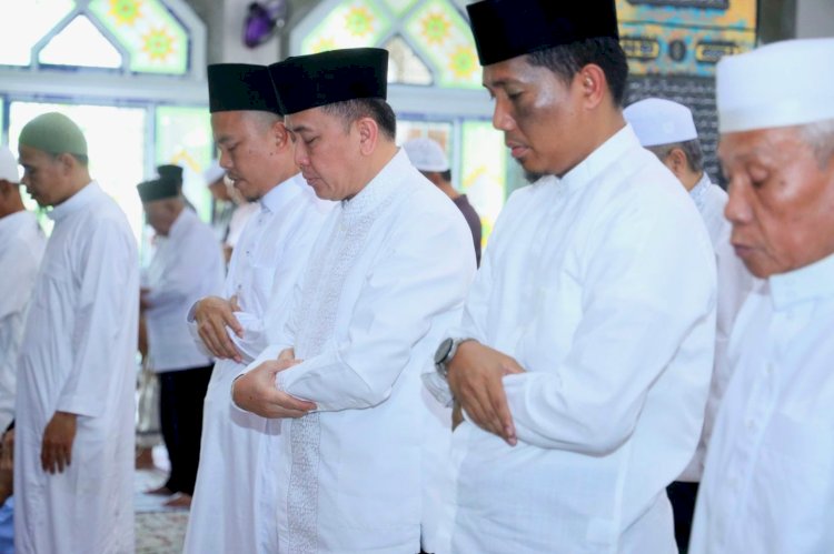 Pj Gubernur Sumsel, Agus Fatoni saat melaksanakan Salat di Masjid Baiturrahman. (ist/rmolsumsel.id)