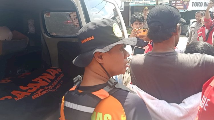  Personel Basarnas Palembang saat mengevakuasi korban Yanto menuju ke rumah duka. (ist/rmolsumsel.id)