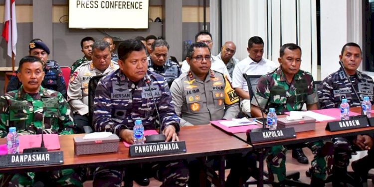 Kapolda Papua Barat Irjen Johnny Eddizon Isir didampingi Pangkoarmada III Laksamana Muda (Laksda) Hersan, Danpasmar III, Danlantamal XIV Sorong, Danrem 181 PVT, KSOP Sorong serta para PJU Koarmada III dan Polda Papua Barat saat konferensi pers/Ist