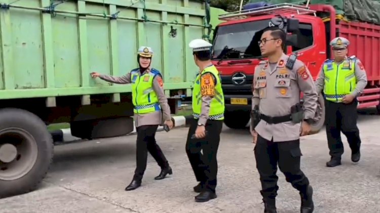 Kendaraan angkutan barang sumbu tiga keatas yang dipinggirkan sementara perjalanannya karena beroperasi selama arus mudik dan balik lebaran. (Fauzi/RMOLSUMSEL.id)