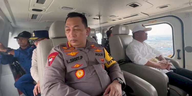 Kapolri Jenderal Listyo Sigit Prabowo bersama Menko PMK Muhadjir Effendy, Menteri Perhubungan Budi Karya Sumadi, dan Panglima TNI Jenderal Agus Subiyanto melakukan patroli udara dengan helikopter saat meninjau arus balik mudik Lebaran di tol Trans Jawa pada Senin (15/4)/Istimewa