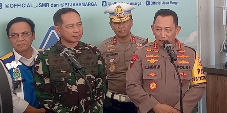 Kapolri Jenderal Listyo Sigit Prabowo (kanan) di Kantor Jasa Marga KM 70 Tol Cikampek Utama, Jawa Barat, Senin (15/4)/RMOL