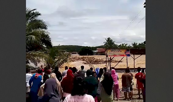 Tangkapan gambar detik-detik banjir bandang di Muratara memutuskan jembatan. (repro/rmolsumsel.id)